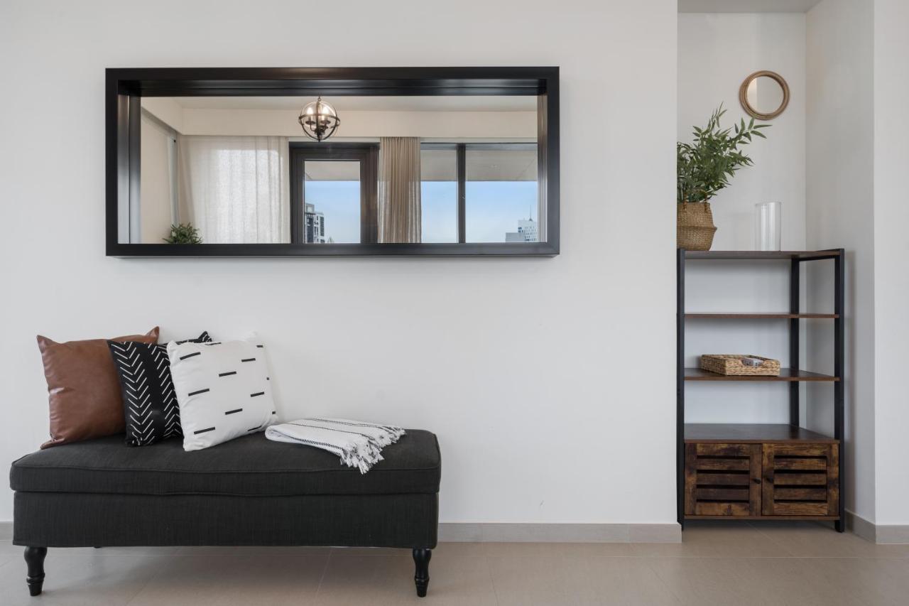 Breathtaking City Views From Dt Apt With Terrace Dubai Bagian luar foto