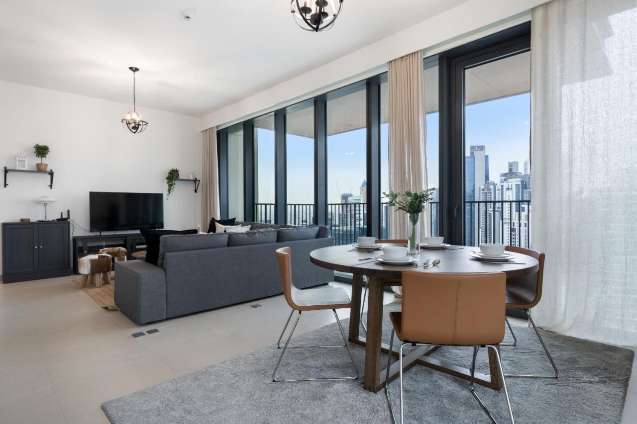 Breathtaking City Views From Dt Apt With Terrace Dubai Bagian luar foto