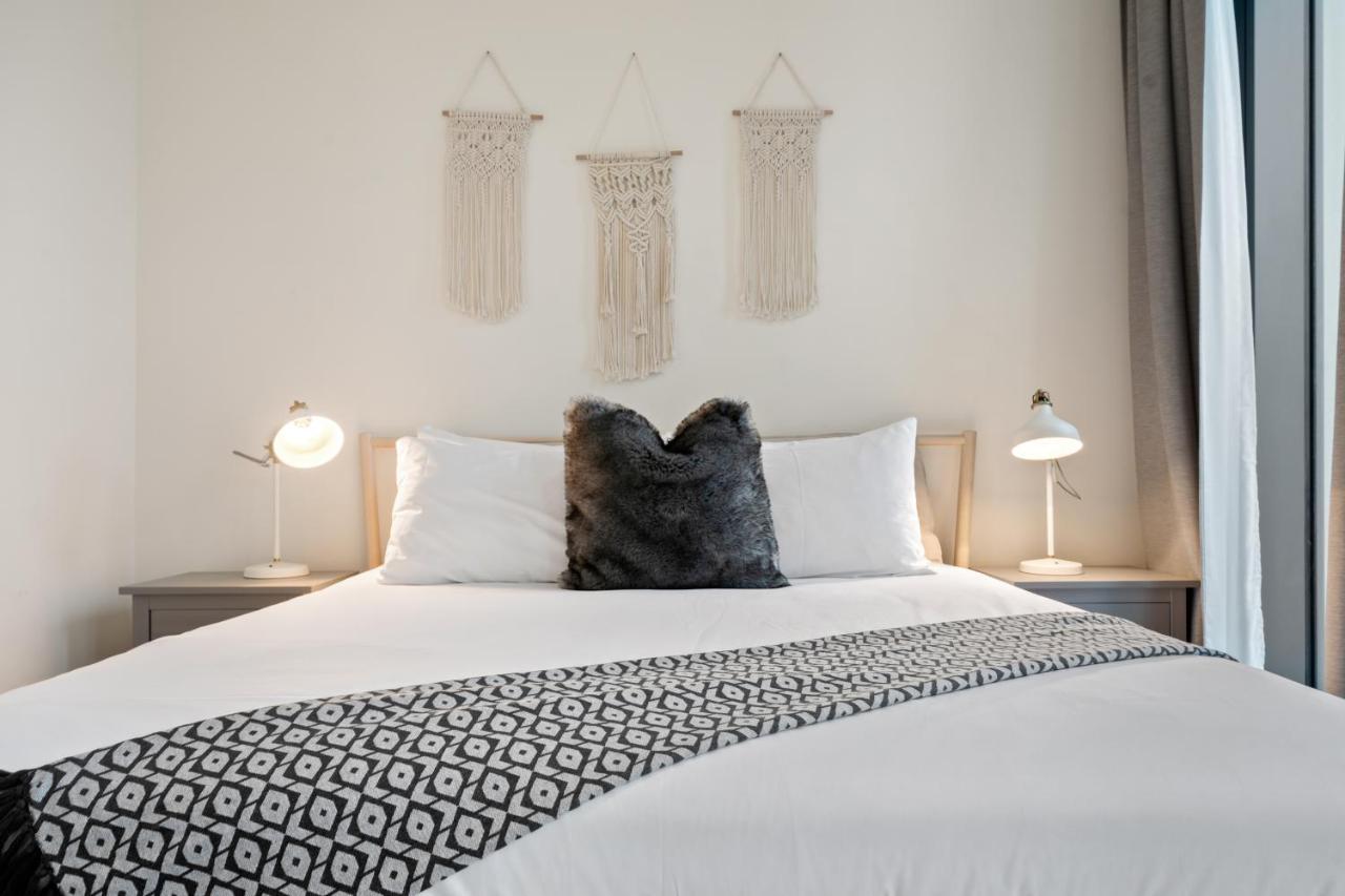 Breathtaking City Views From Dt Apt With Terrace Dubai Bagian luar foto