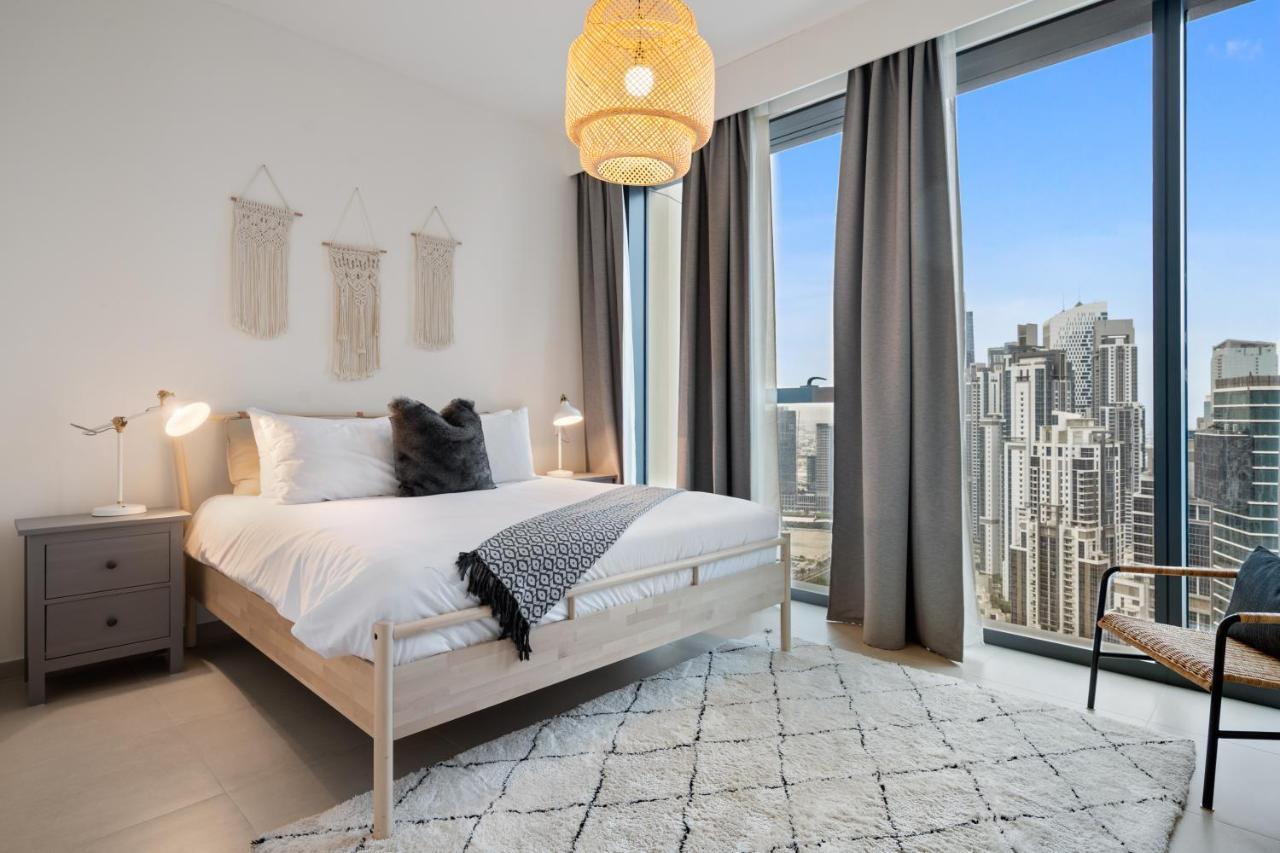 Breathtaking City Views From Dt Apt With Terrace Dubai Bagian luar foto
