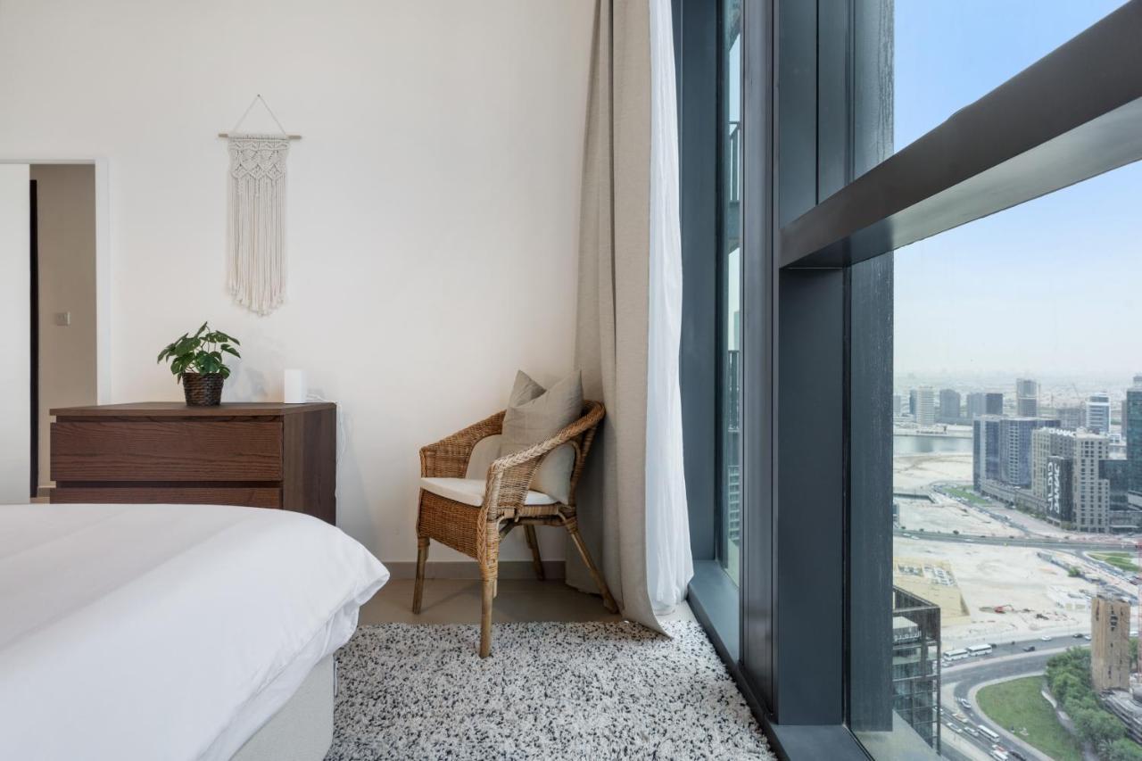 Breathtaking City Views From Dt Apt With Terrace Dubai Bagian luar foto