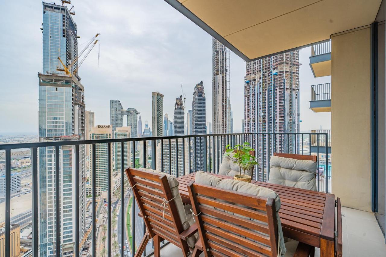 Breathtaking City Views From Dt Apt With Terrace Dubai Bagian luar foto